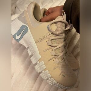 Nike Metcon Free 5 Sanddrift/Phantom/Light Iron Ore/White